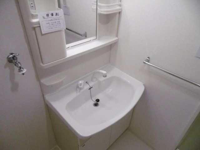 洗面設備　シャンプードレッサーの独立洗面台です。