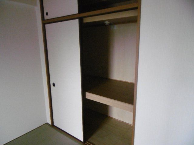 収納　和室に押入れがあります。