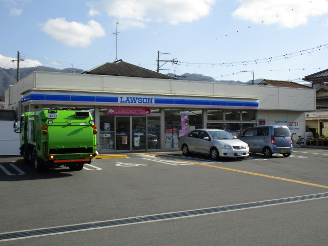 コンビニ　ローソン八尾東山本新町3丁目店（コンビニ）まで590m