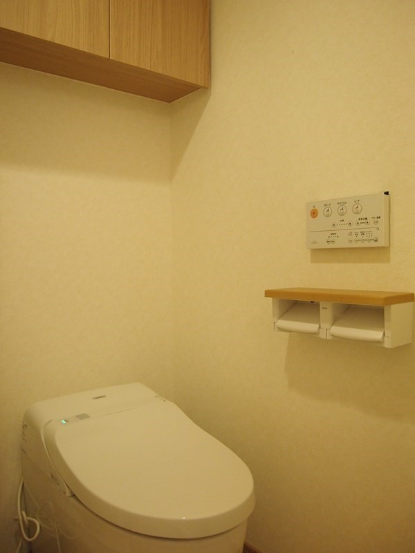 東急田園都市線 三軒茶屋駅 徒歩12分 8階建 築12年のトイレ写真
