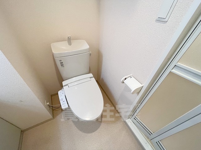 地下鉄御堂筋線 東三国駅 徒歩8分 10階建 築13年のトイレ写真