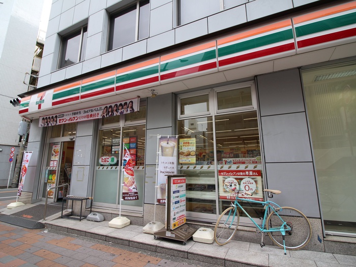 コンビニ　セブンイレブン（コンビニ）まで300m