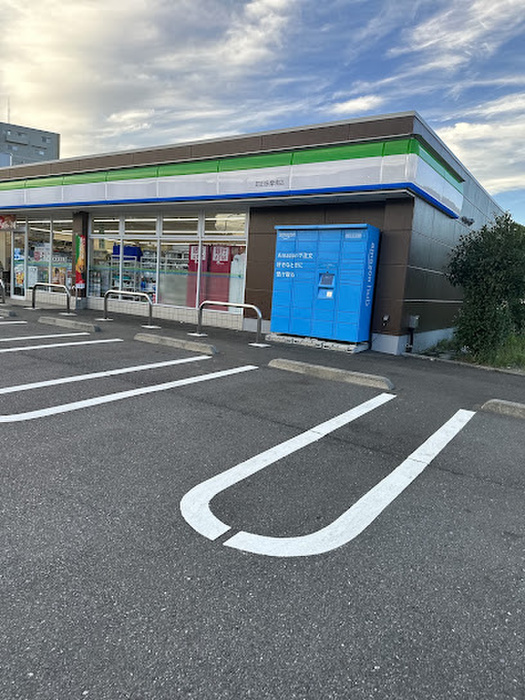 コンビニ　ファミリーマート（コンビニ）まで600m
