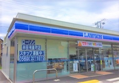 コンビニ　ローソン半田有楽町店（コンビニ）まで710m