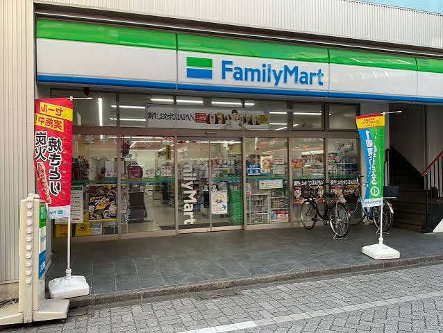 コンビニ　ファミリーマート高円寺純情商店街店（コンビニ）まで64m