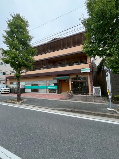 建物外観　エントランスは「藤が丘二丁目」バス停前！