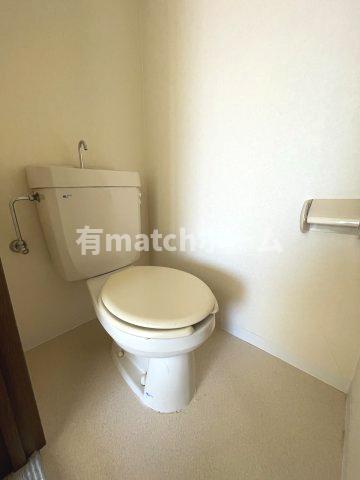 トイレ　同じマンションのお部屋写真です。