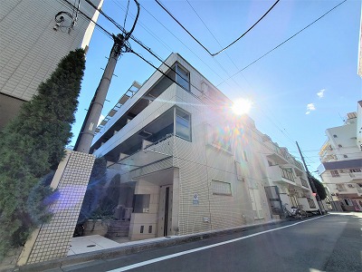 建物外観　白タイル貼