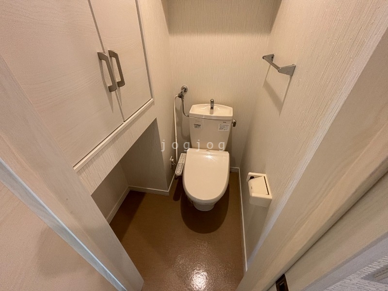 トイレ　嬉しい温水洗浄便座付きのトイレです。