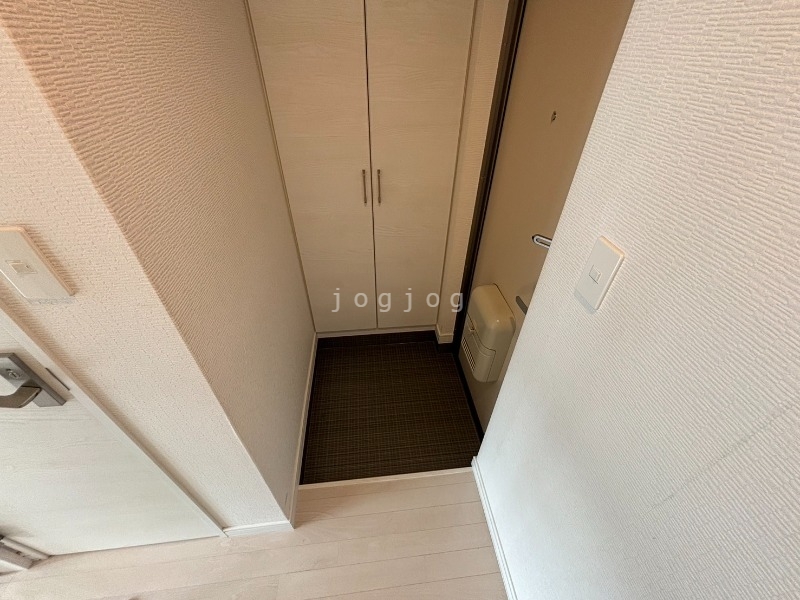 玄関　明るい開放的な玄関です。