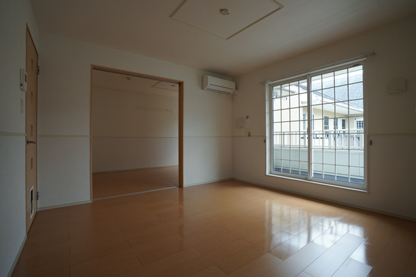 居室・リビング　同じ建物の別のお部屋