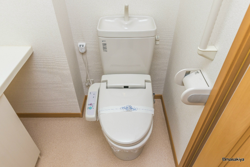 トイレ　トイレ　ウォシュレット付き。