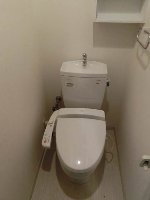 トイレ　シャワートイレも標準装備のトイレです。