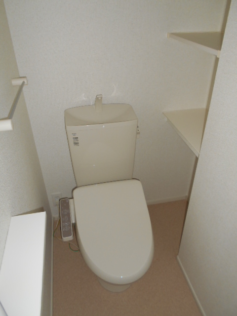 トイレ　温水洗浄便座完備・小物収納棚あり
