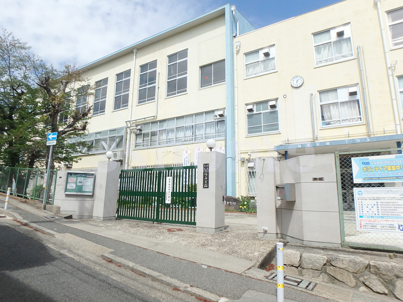 中学校　上野中学校（中学校）まで320m