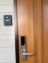 エントランス　木目の玄関扉が落ち着いた外観にもなじむ、おしゃれな入口です。