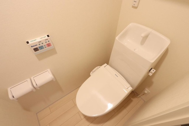 地下鉄東山線 伏見駅 徒歩1分 10階建 築4年のトイレ写真