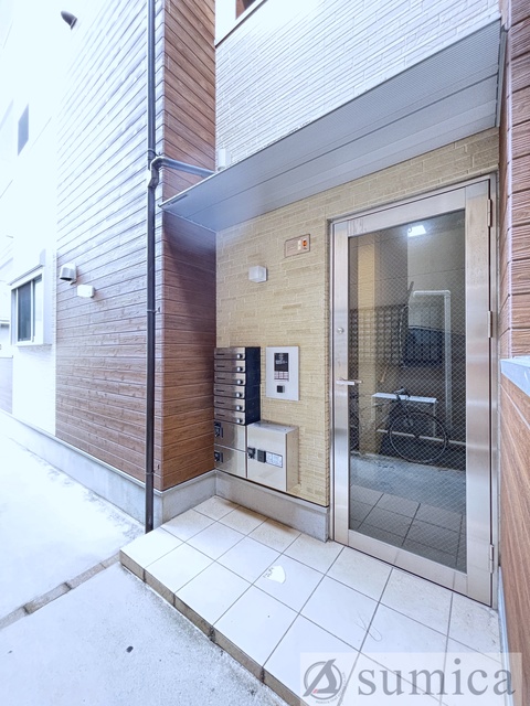 エントランス　スマートに佇むお家。毎日が楽しくなります。