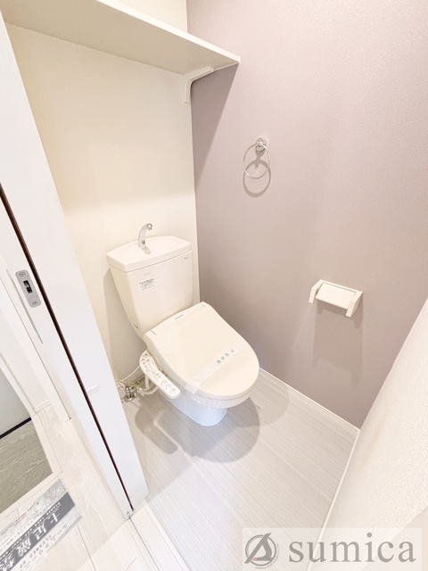 トイレ　人気アイテムの温水洗浄便座。清潔感のあるトイレです。