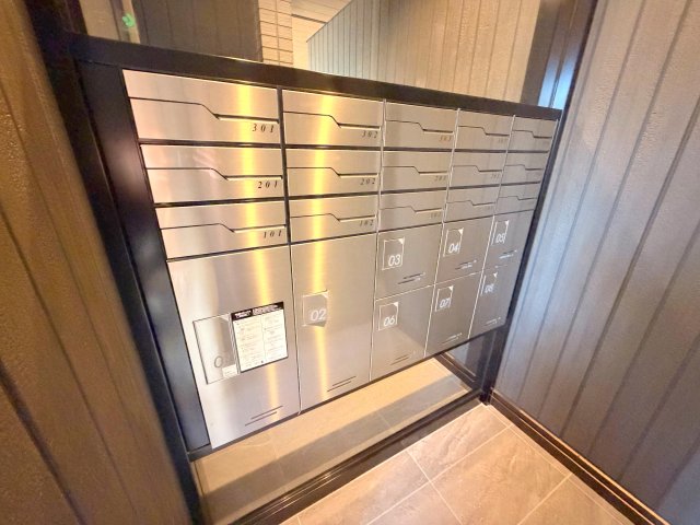 ロビー　ロビーにある各部屋毎のメールボックス。