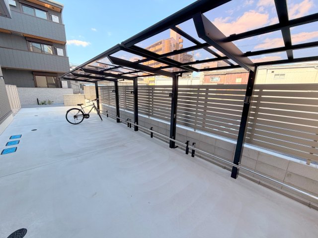 駐車場　敷地内にある駐輪場。雨の日にはうれしい屋根つきです。