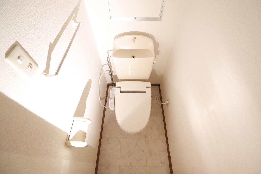 トイレ　温水洗浄便座付きトイレです♪