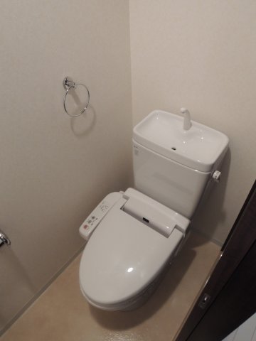 トイレ　同物件内別号室のお写真になります