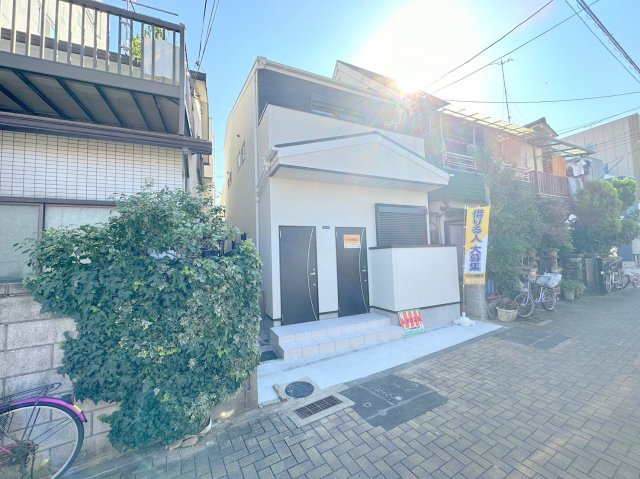 建物外観　閑静な住宅地にある、落ちついた色合いのキレイな建物です。