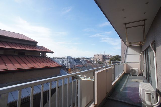 眺望　バルコニーからの景色です！圧迫感がないので暮らしやすい♪