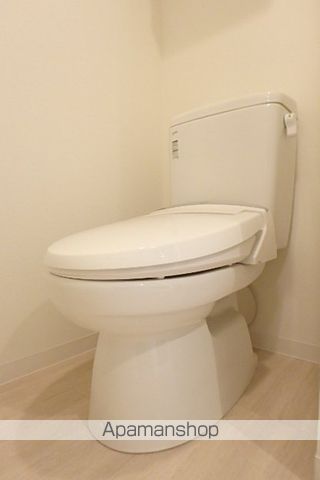 ブルーライン 伊勢佐木長者町駅 徒歩5分 10階建 築16年のトイレ写真