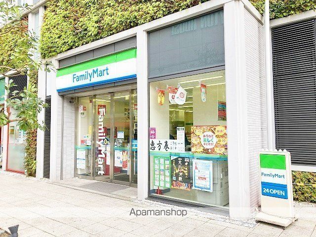 コンビニ　ファミリーマート（コンビニ）まで520m