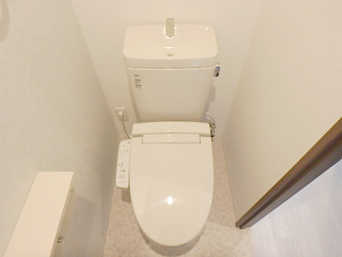 トイレ　■お部屋は同型3階の写真です