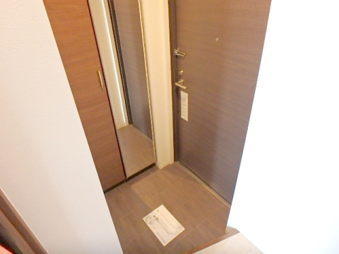 玄関　■お部屋は同型3階の写真です