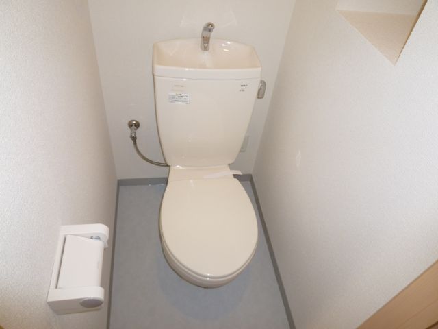 トイレ　電源コンセント付きでウォシュレットにも対応です。