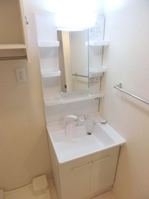 洗面設備　欠かせない独立洗面台です。