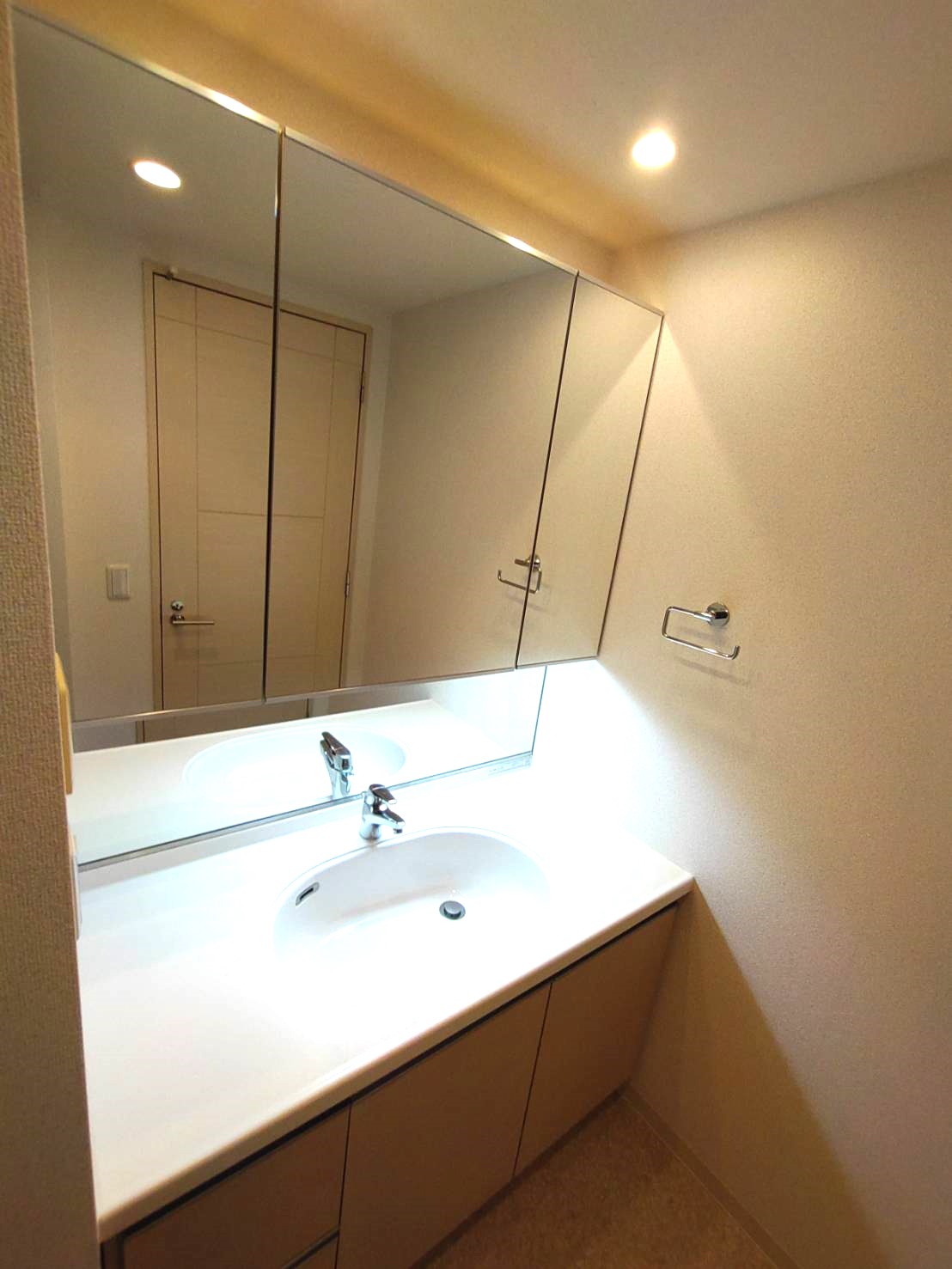 洗面設備　写真は同タイプ住居です。