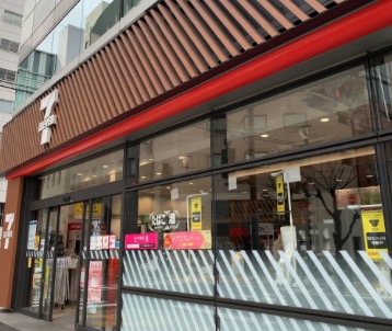 コンビニ　セブンイレブン麹町駅前店（コンビニ）まで150m