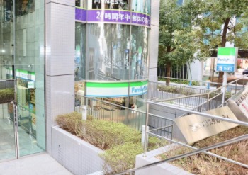 コンビニ　ファミリーマート麹町駅前店（コンビニ）まで151m