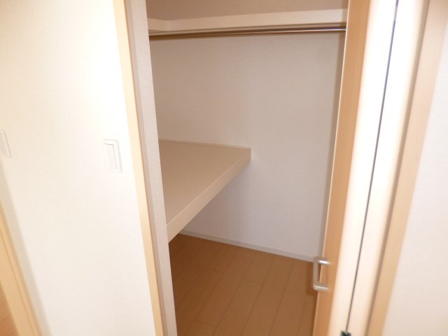 収納　ウォークインクローゼット（南側洋室）