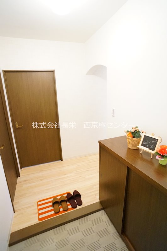 玄関　※同タイプ205号室の参考写真です★（実際のお部屋とは異なり