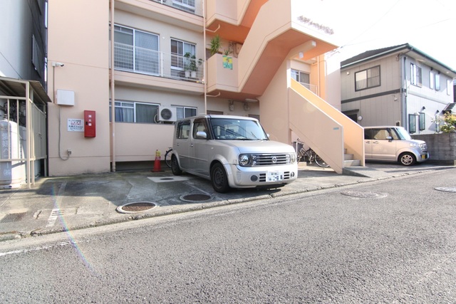 【松山市束本のマンションの駐車場】