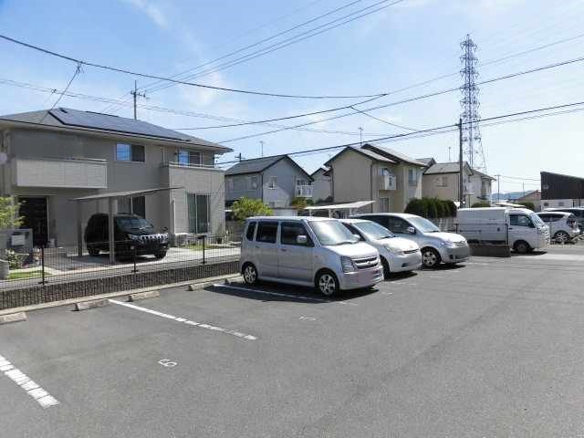 【高松市三条町のアパートの駐車場】