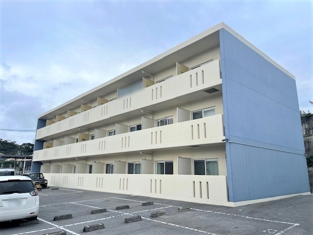 沖縄市知花のマンションの建物外観