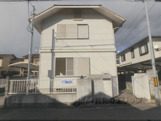 京都市左京区下鴨岸本町のアパートの建物外観