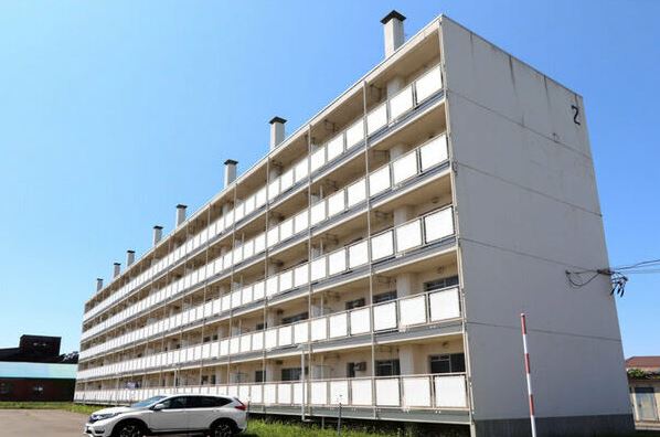 夕張郡栗山町錦のマンションの建物外観