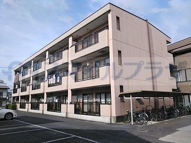 草加市苗塚町のマンションの建物外観