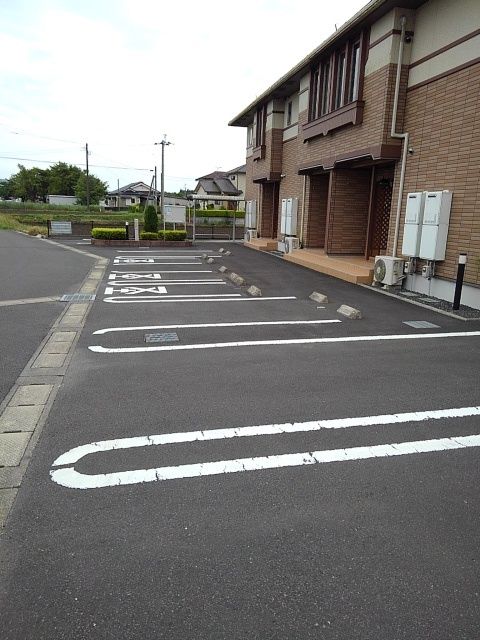 【ハピネスの駐車場】