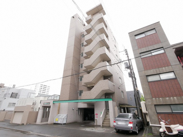 札幌市中央区北三条西のマンションの建物外観