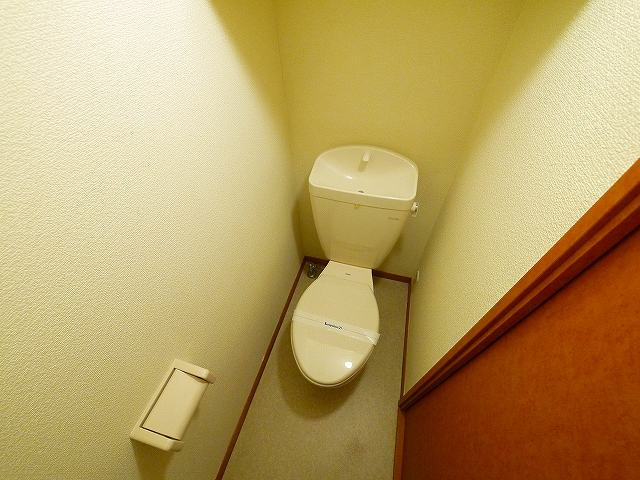 トイレ　落ち着いた色調のトイレです