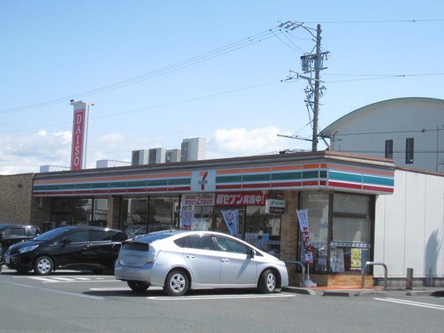 コンビニ　セブンイレブン浜松鴨江3丁目店（コンビニ）まで596m